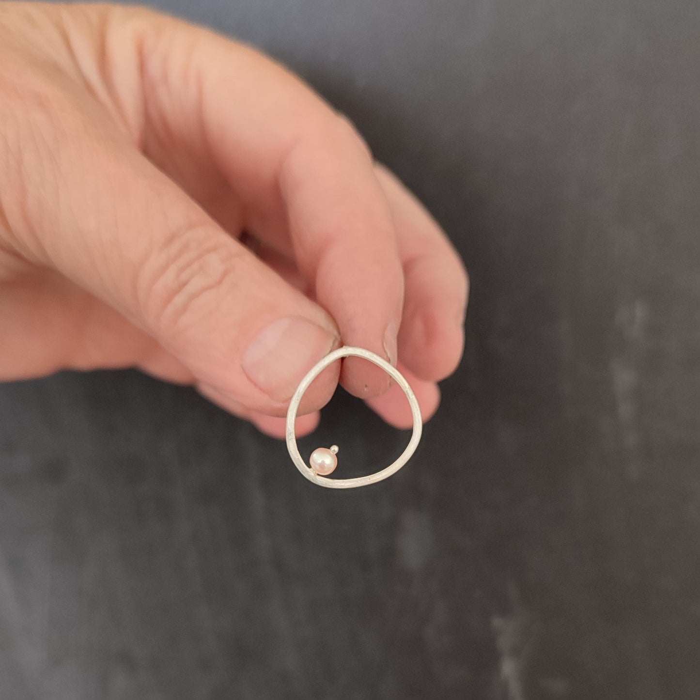 Asymmetric earrings with pearls