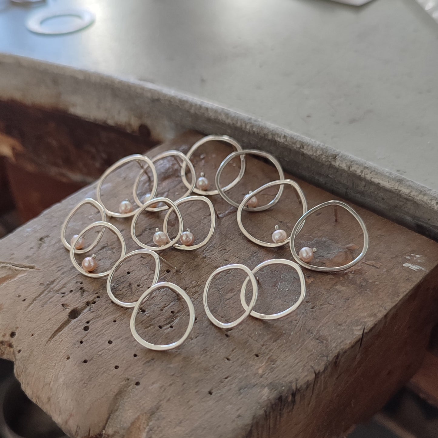 Small asymmetric earrings with pearls