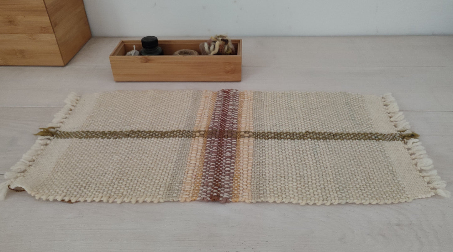 Green-yellow striped handwoven table runner, pure hand-dyed wool - Piccolo runner da tavola giallo acido e verde, tessuto a mano con con lane italiane, tinture vegetali