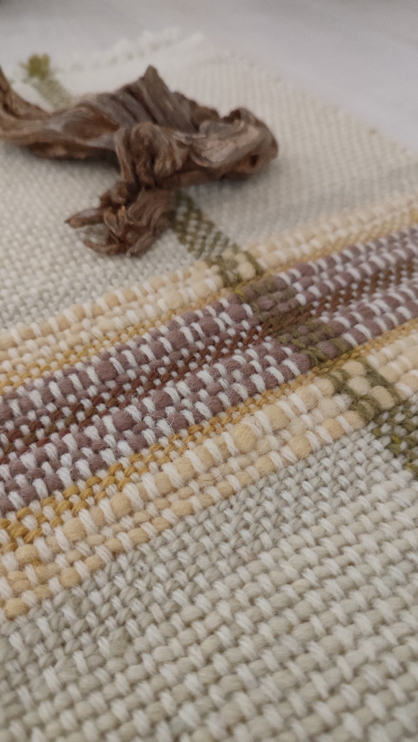 Green-yellow striped handwoven table runner, pure hand-dyed wool - Piccolo runner da tavola giallo acido e verde, tessuto a mano con con lane italiane, tinture vegetali