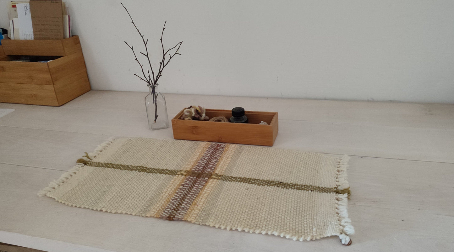 Green-yellow striped handwoven table runner, pure hand-dyed wool - Piccolo runner da tavola giallo acido e verde, tessuto a mano con con lane italiane, tinture vegetali