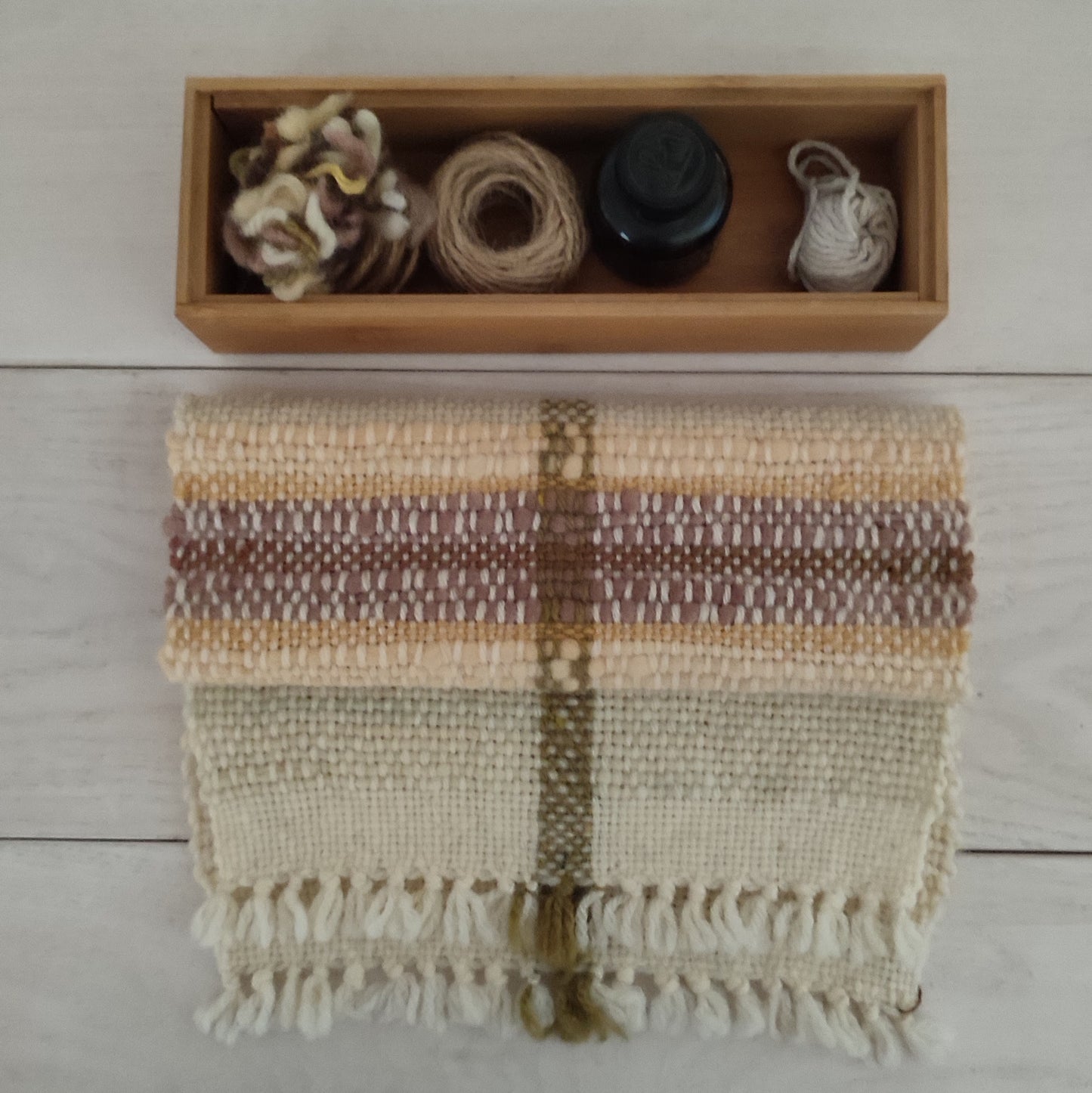 Green-yellow striped handwoven table runner, pure hand-dyed wool - Piccolo runner da tavola giallo acido e verde, tessuto a mano con con lane italiane, tinture vegetali