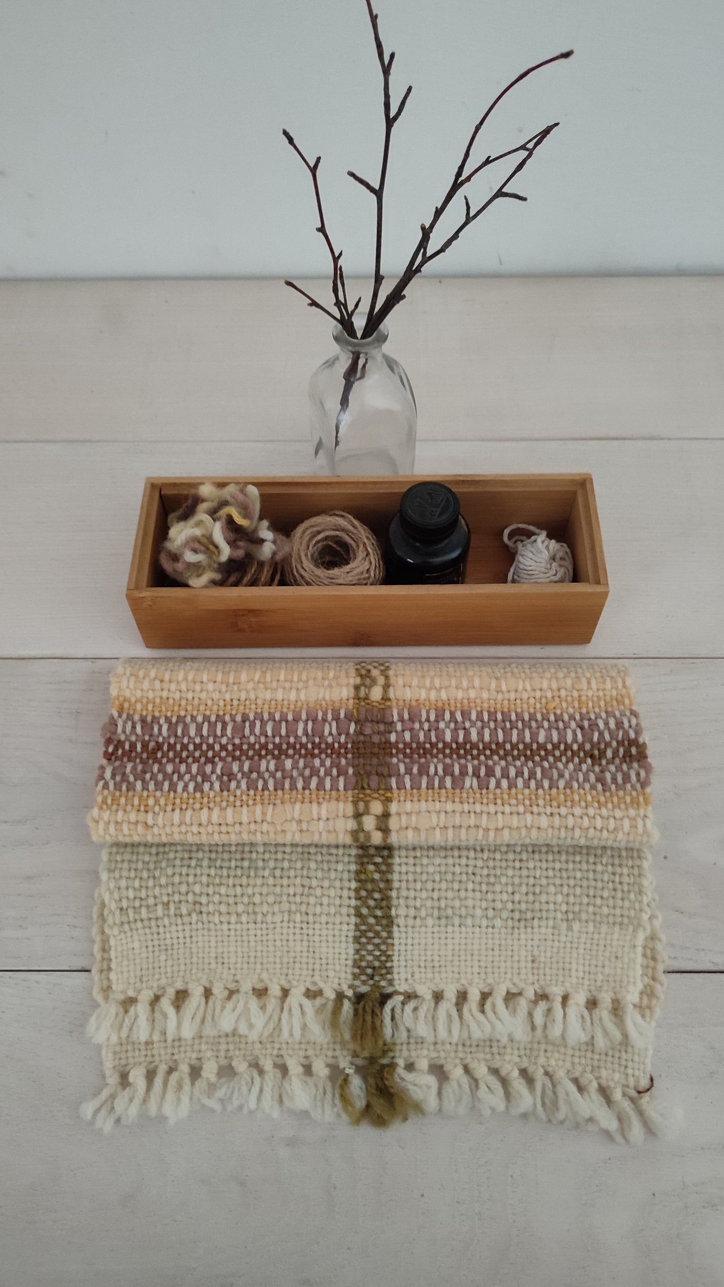 Green-yellow striped handwoven table runner, pure hand-dyed wool - Piccolo runner da tavola giallo acido e verde, tessuto a mano con con lane italiane, tinture vegetali