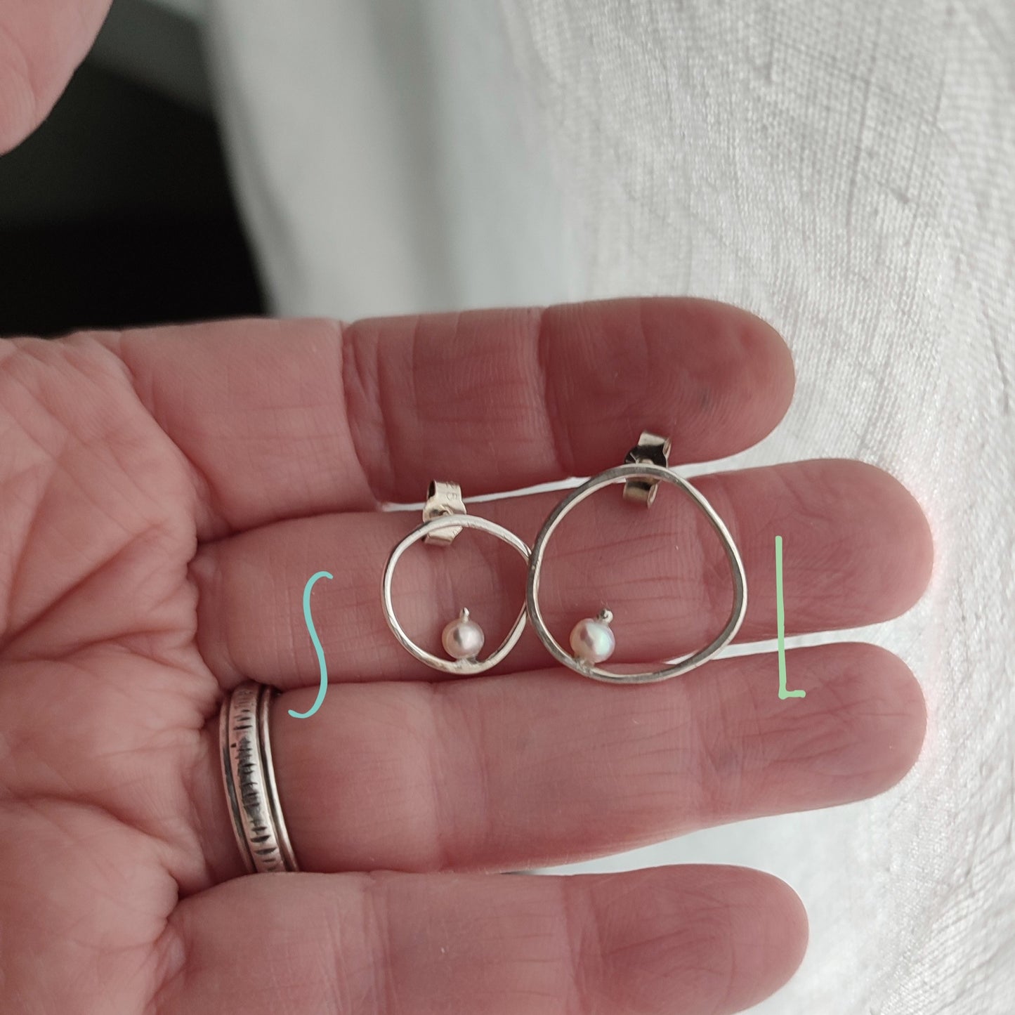 Small asymmetric earrings with pearls