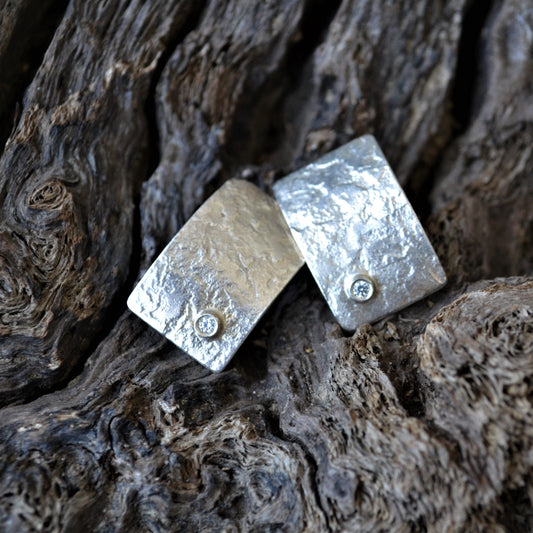 Artisanal rectangular silver earrings with zircons
