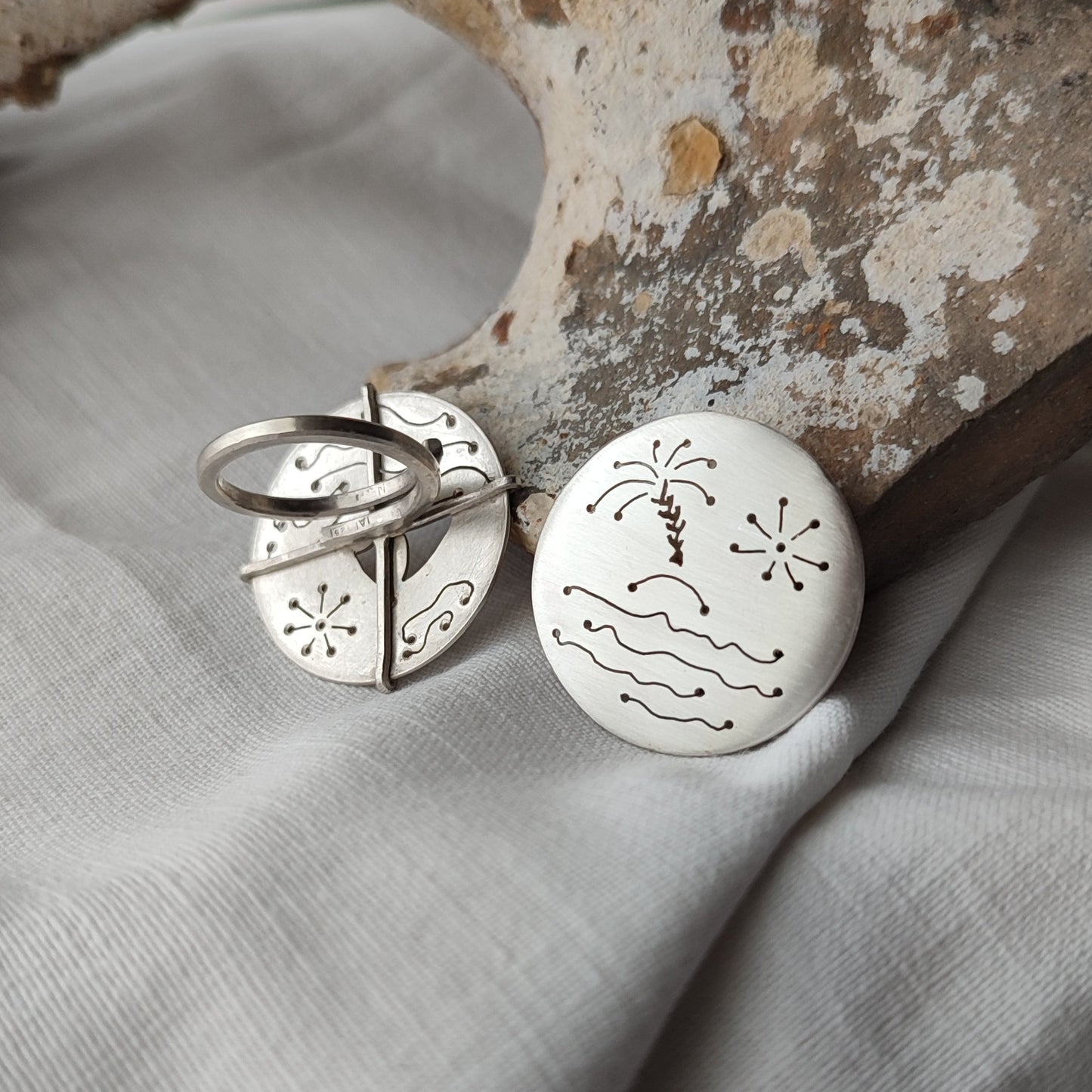 Silver ring with a palm on an island and waves