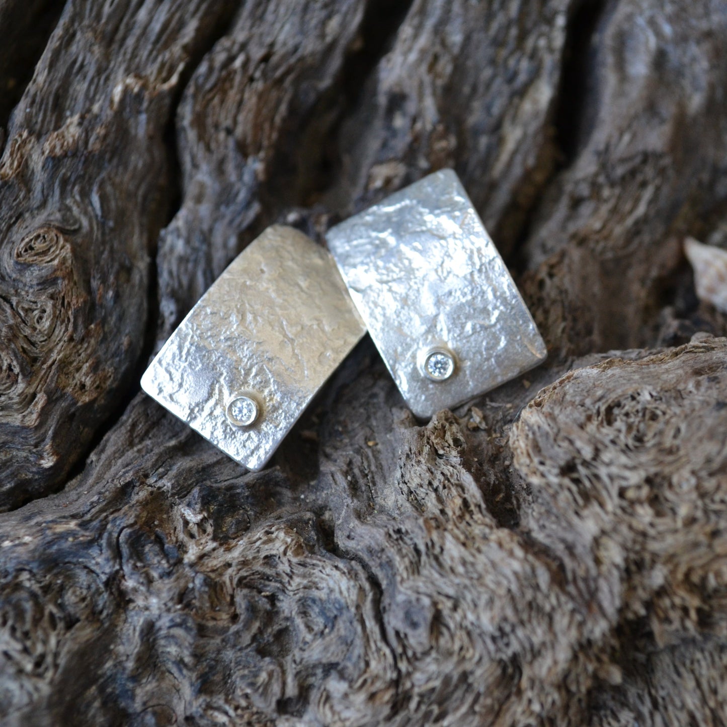 Artesanal rectangular silver earrings with zircons