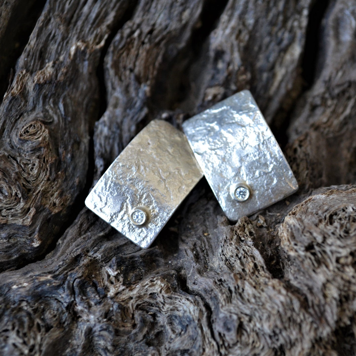 Artisanal rectangular silver earrings with zircons
