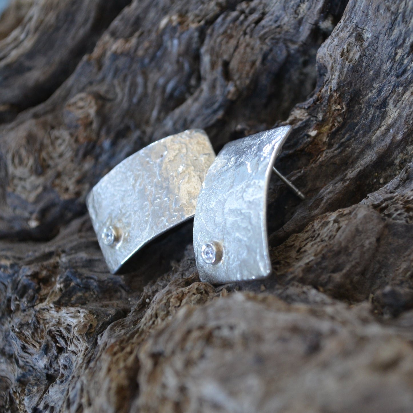 Artesanal rectangular silver earrings with zircons