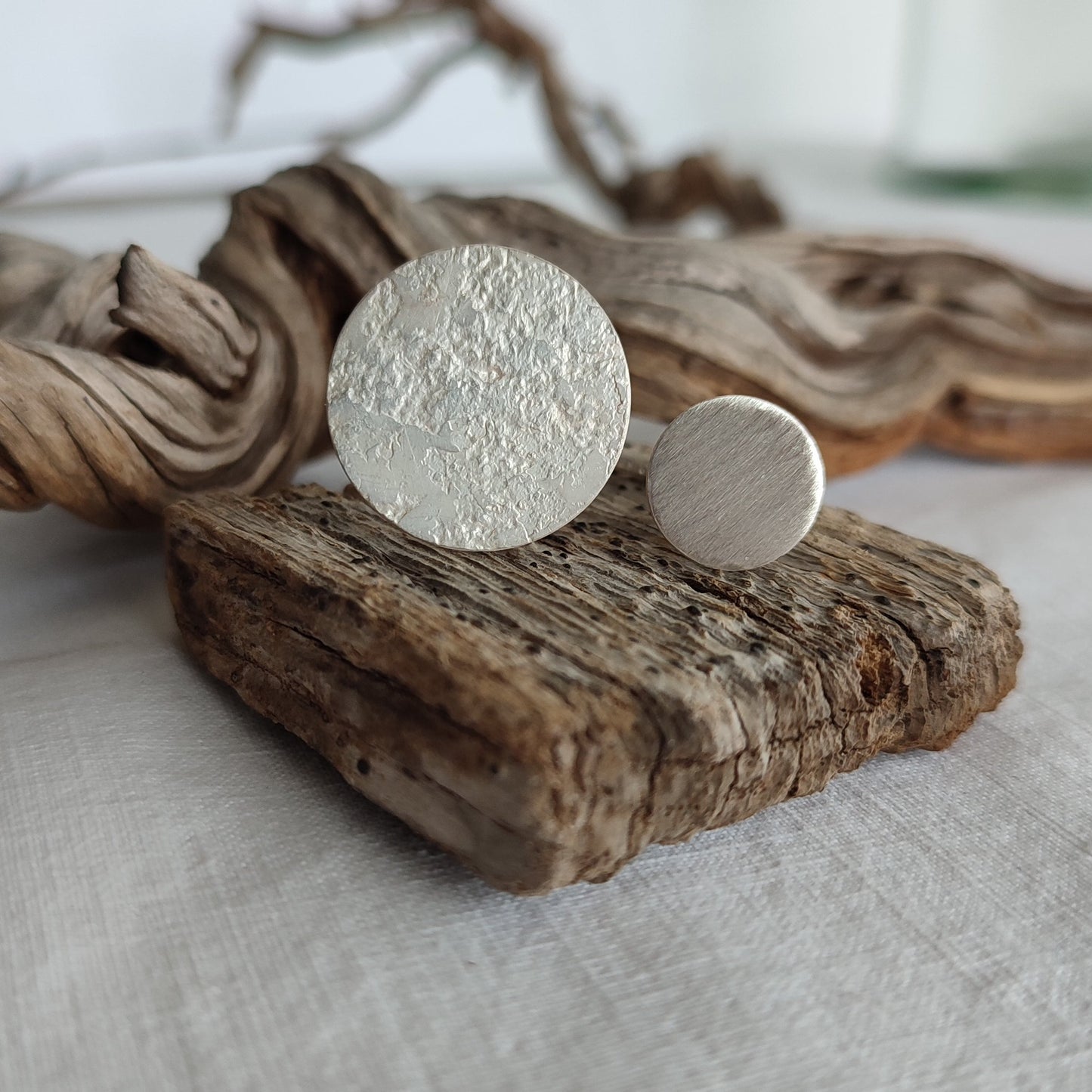 Adjustable silver ring with two disks of differnt sizes