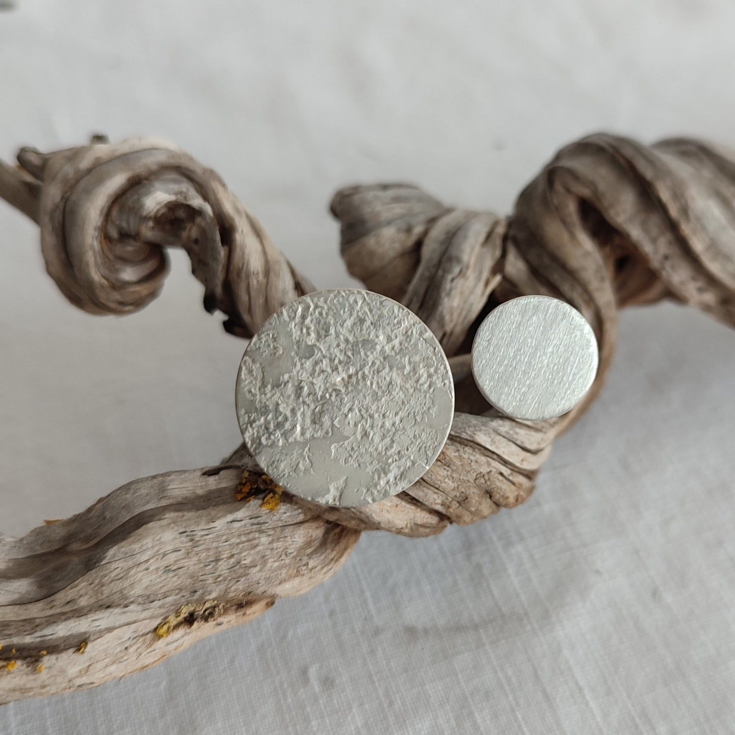 Adjustable sterling silver ring with two disks of different dimensions